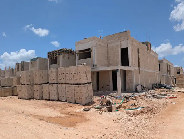 Casa de dos niveles en construcción con material de obra en Jardines del Sur 7, Cancún