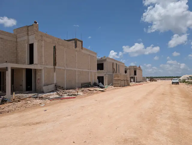 Vialidad interior trazada entre casas en construcción en Jardines del Sur 7, Cancún