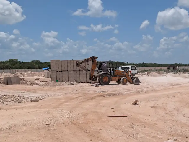 Maquinaria descargando bloques de construcción en Jardines del Sur 7, Cancún