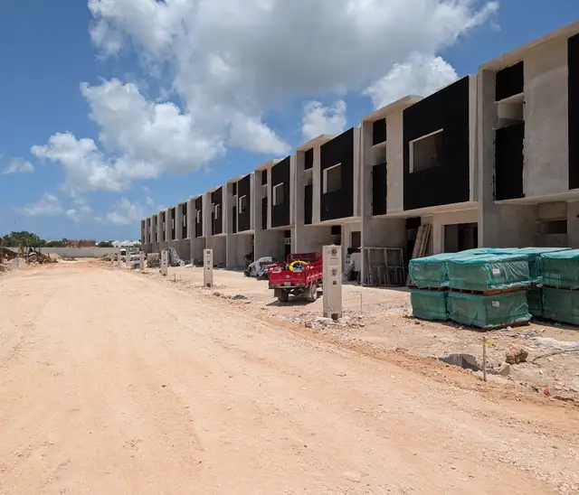 Casas de dos niveles en obra negra en Jardines del Sur 7, nueva etapa de Altta Homes en Cancún