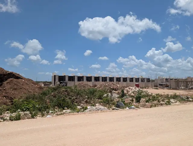 Frente completo de una manzana de casas en obra en Jardines del Sur 7, Zona Sur de Cancún