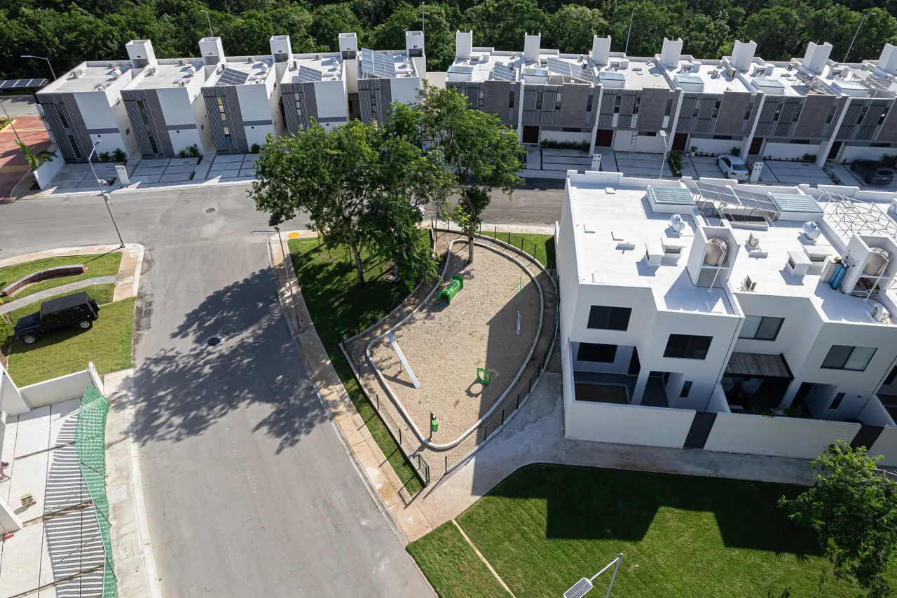 Vista aérea de un desarrollo residencial en la Zona Sur de Cancún, zona de mayor plusvalía